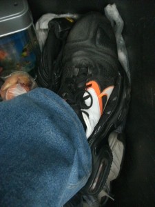 Müll1114 056.jpg (173.75 KiB) 5136 mal betrachtet Die Airpads der weggeschmissenen Nike TNs unter meinen Stollenschuhen geben meinen Füßen noch ein allerletztes Mal eine "Luftfederung" als sie eingestampft werden.