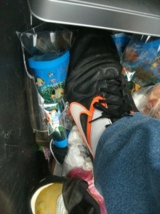 Müll1114 057.jpg (182.11 KiB) 5142 mal betrachtet Ein lautes Krachen und Splitter flogen sogar über den Tonnenrand, als endlich auch diese kitschige Lampe ihre Widerstand aufgab.