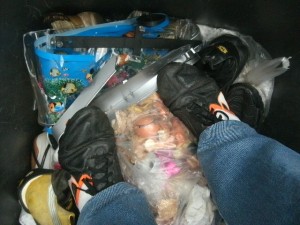 Müll1114 062.jpg (212.59 KiB) 5147 mal betrachtet Solche Stollen-Fußballschuhe sind echt prima geeignet für den Müll einzustampfen!