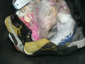 Müll1114 065.jpg (197.85 KiB) 5138 mal betrachtet Die Pumas haben sich irgendwie an dem Küchenmüllbeutel beim Einstampfen "vorbeigemogelt", aber das hilft ihnen auch nicht.