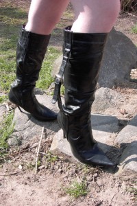 Anke01 065.jpg (281.07 KiB) 16467 mal betrachtet Ich bat sie, die Stiefel nun auszuziehen, damit sie nicht noch ganz kaputt gingen und eine Reparatur noch teurer wird.