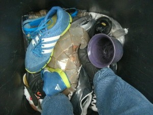 Die andere Hälfte des Lampenschirms und die adidas-Laufschuhe &quot;bearbeitete&quot; ich mit dem anderen Schuh!