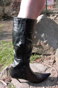 Anke01 066.jpg (213.64 KiB) 16020 mal betrachtet Sie verlagerte ihr Gewicht und der Absatz verbog sich noch mehr!