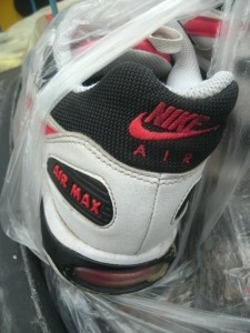 So schön die Airmax eigentlich noch auf den ersten Blick aussehen, aber hier sieht man einen guten Grund, solche Modelle zu entsorgen: Mit kaputtem Airpad sind die Schuhe wirklich nur noch &quot;Restmüll&quot;!