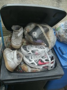 Die &quot;Afos&quot; und die Chucks im Küchenmüllbeutel &quot;mussten&quot; auch noch &quot;unbedingt&quot; mit in die Mülltonne!