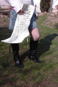 Anke01 073.jpg (258.42 KiB) 15801 mal betrachtet Ihre weißen Ersatzstiefel gefielen ihr sehr gut und sie freute sich schon, die gleich anzuziehen.