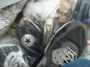 Die Chucks triffts mit dem Küchenmüllbeutel zuerst.