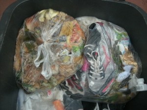 Laufschuhe inmitten verrottendem Küchenabfall.