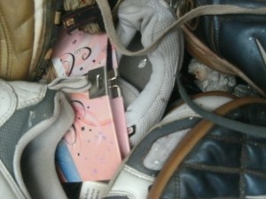 Verbogen, zerknittert, zerbrochen und alles platt - Abfälle tief in der Tonne.