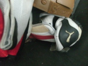 Skurril verdreht platt getretene Sneaker.