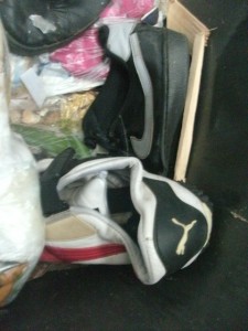 Man kann sofort erkennen, wie sehr die armen verstoßenen Sneaker auch durchs Einstampfen gelitten haben.