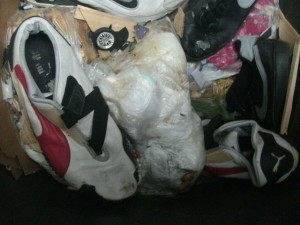 Bisher hat nur meines und das Müllgewicht die weggeschmissenen Sneaker so platt gemacht. Doch im Pressmüllauto und dann noch auf der Mülldeponie würde die ganze Macht der Entsorgungsmaschinerie für die &quot;optimale Verdichtung&quot; - und Vernichtung - sorgen!