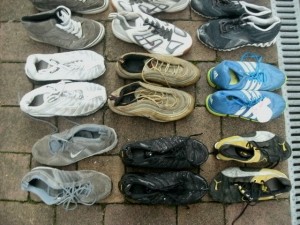 Sieht man genau hin, kann man erkennen, wie die Sneaker doch in der Mülltonne gelitten haben.