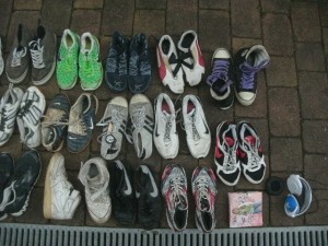 Das im Müll zermanschte Girly-Tagebuch war leider leer und der Kopfhörer hat sich überraschend gut in der Mülltonne gehalten.