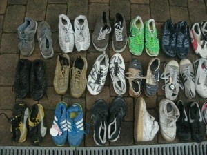 An den blauen adidas-Laufschuhen kleben noch Abschminkpads und Klebestreifen von gebrauchten Damenbinden und auf den schwarzen Nike Tns liegen unzählige kleine Splitter des zermalmten Lampenschirms um im Wildleder der Vans hängen die Holzsplitter des zertrümmerten Leinwandrahmens, in manchem Schuh sicher noch anderer kleiner Müll; - und aus diesen eklig vermüllten Schuhen steigt der typische Müllgestank.