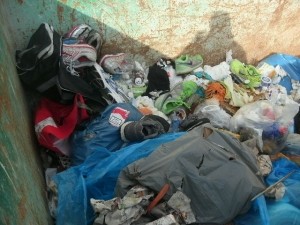 Müll1114 100.jpg (203.03 KiB) 12189 mal betrachtet Mein Schatten liegt sozusagen schon auf den geilen Sneaks! Grins!