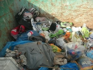 Müll1114 101.jpg (241.87 KiB) 12681 mal betrachtet Mit einem dumpfen Rumpeln und einem Rascheln ließ meine Nachbarin "ihren" Abfall über die Rampe in den Container plumpsen.