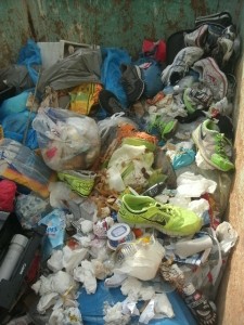 Müll1114 103.jpg (222.63 KiB) 12189 mal betrachtet Der Deponiearbeiter hatte recht: Eigentlich gehört "das alles" in eine Restmülltonne. Aber wo sie jetzt schonmal da war und eh nachher alles hoch auf den Müllberg gefahren und dort verkippt wird ... !