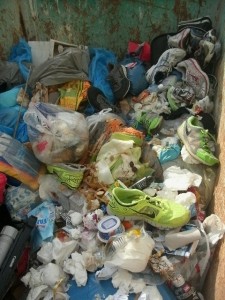 Müll1114 104.jpg (213.67 KiB) 12189 mal betrachtet Eigentlich eine Restmülltonne im XXL-Format. Sozusagen die Mülltonne der Mülldeponie. Grins!