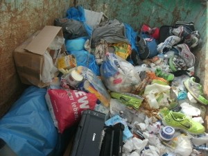 Müll1114 106.jpg (234.23 KiB) 12687 mal betrachtet Kleine Mengen in Säcken versteckter Bauschutt, "normaler" Hausmüll, der wohl nicht mehr in die Restmülltonne passte und dazu noch die Abfälle unserer Nachbarn ...