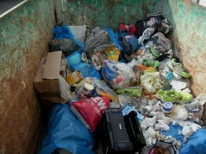 Müll1114 107.jpg (214.63 KiB) 12681 mal betrachtet ... nur der Drucker gehörte da absolut nicht hinein!