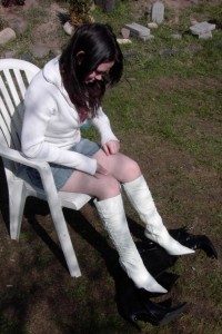 Anke01 095.jpg (191.85 KiB) 16057 mal betrachtet Glücklich betrachtete die Nichte meiner Bekannten ihre neuen Stiefel. Das war wohl auch der Zeitpunkt als sie sich überlegte, was nun mit ihren alten kaputten Stiefeln passieren sollte.