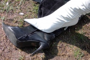 Anke01 096.jpg (223.99 KiB) 15603 mal betrachtet Ich war so im Bann zuzusehen, wie sie ihre neuen Stiefel anprobierte, dass ich gar nicht so richtig bemerkte, dass das Mädel ihre alten kaputten schwarzen Stiefel beim Ausziehen auch gleich ausrangiert hatte. Als ich's sah, sprach ich sie an und sie meinte nur, dass die schwarzen Stiefel sowieso wegsollten und da hatte sich beim Anziehen die weißen Stiefel einfach auf die alten Stiefel gestellt, damit der Absatz nicht dreckig wird, wenn er in den Erdboden einsinkt. Der eine schwarze Stiefel hatte nun eine böse Schramme, aber das war ja nun nicht mehr wichtig.