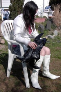 Anke01 098.jpg (158.29 KiB) 15603 mal betrachtet Es war nun alles klar: Der allerletzte Weg der nun ausrangierten schwarzen Stiefel würde gleich folgen.