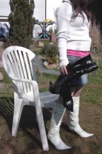 Anke01 099a.jpg (157.58 KiB) 15603 mal betrachtet Ohne noch ihren alten Stiefeln groß nachzutrauern, machte sie sich auf den Weg zur Mülltonne!