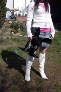 Anke01 101.jpg (169.52 KiB) 15339 mal betrachtet Noch vor wenigen Minuten zierten diese schwarzen Stiefel die Füße eines hübschen Mädels und nun waren sie nur noch störender wertloser Abfall!