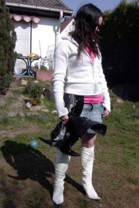 Anke01 103.jpg (192.26 KiB) 15339 mal betrachtet Das Schicksal der schwarzen Stiefel war besiegelt: Ausrangiert und im festen Griff ihrer ehemaligen Trägerin, traten sie nun den Weg zur Restmülltonne an!