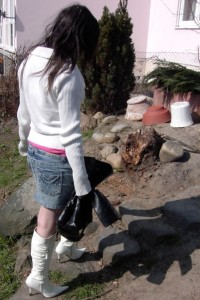 Anke01 105.jpg (177.17 KiB) 15610 mal betrachtet Mit jedem Schritt kamen die ausrangierten schwarzen Stiefel der Mülltonne näher.