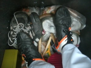 Halbwegs sicherer Stand auf dem ganzen Dreck dank Stollenschuhe.
