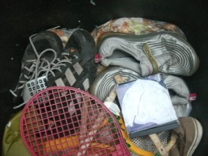 Auch die Schuhe sahen nun weniger nach Sneakers, als nach Hausmüll aus.