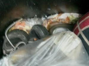 Die schon in den Dreck eingestampften Sneaker darunter zeigen den Chucks, dass auch sie ein schmutziges stinkendes Ende erleiden müssen.