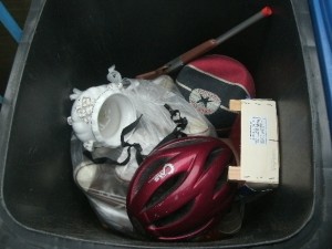 Der ganze nutzlose Kram verbraucht noch viel zu viel Platz in unserer Mülltonne.