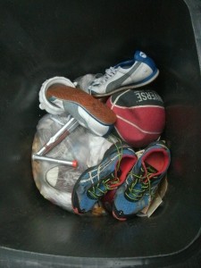 Schon plumpsten die nächsten Sneaker auf den schon platt gestampften Müll.