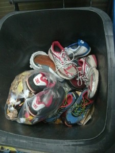 Alte Laufschuhe und schon in einem fetten Küchenmüllbeutel &quot;bestattete&quot; Skaterschuhe landeten nun auch in unserer Restmülltonne.