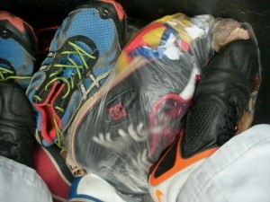 Die interessant aussehenden Asics mussten ebenso wie die DCs im Müllbeutel an &quot;ihre neue Umgebung gewöhnen&quot;.