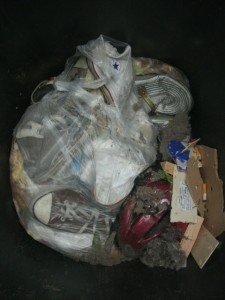 Erwartungsgemäß haben sich die weichgelatschten Chucks ganz und gar an den übrigen Ekeldreck &quot;angeschmiegt&quot;.