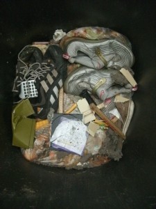 Die untersten Müll-Sneaker haben sich auch in den stinkenden Dreck &quot;eingebettet&quot;.