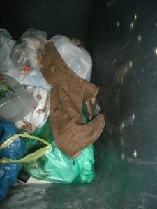 Im linken Müllcontainer lagen also die braunen Stiefel mit dem Kuschelfell. Also mal angesehen und dann doch verschmäht?!