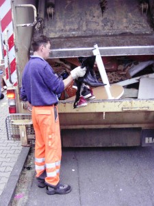 Die beiden Chucksstiefel, die edlen Lederstiefel und jetzt auch der BH gehörten nun nicht mehr der jungen Frau, sondern der Müllabfuhr. Damit war deren Schicksal besiegelt und der Wille der jungen Frau wurde erfüllt: Vernichten und entsorgen!