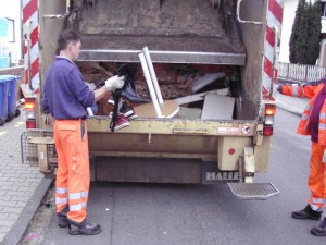 Müll1011 002.jpg (121.2 KiB) 14573 mal betrachtet Schnell ins Müllauto mit den ausrangierten Frauensachen, denn der Kollege wartete schon mit der Hand auf dem Pressknopf.