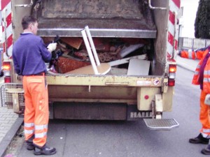 Müll1011 003.jpg (107.35 KiB) 14573 mal betrachtet Mit routiniertem Schwung warf der Müllwerker alles in die Müllschüttung.