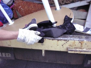 Müll1011 004.jpg (96 KiB) 14567 mal betrachtet Das eine Tischbein fing den Schwung ab und die Sachen der Frau verhedderten sich am Rand der Müllschüttung. Geistesgegenwärtig hielt der Müllwerker den Abfall fest, damit sie nicht auf die Straße plumpsen konnten.