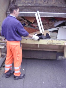 Müll1011 005.jpg (265.03 KiB) 14567 mal betrachtet Noch sah die junge Frau zu, wie ihre alten Lieblinge ihrem Ende zugeführt wurden. Als sie bemerkte, dass ihre Sachen "so Schwierigkeiten" machten, meinte der Müllwerker, dass sie keine Chance hätten.