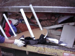 Müll1011 006.jpg (107.06 KiB) 14567 mal betrachtet Die Frau war zufrieden, dass "ihr" Orangener Engel alles fest im Griff hatte.