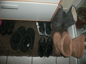 Müll1114 294.jpg (189.58 KiB) 7822 mal betrachtet Schnappschuss im neuen Eingangsbereich mit Schuhen von Anja und Laura.