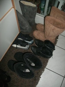 Müll1114 295.jpg (183.31 KiB) 7822 mal betrachtet Ein geiler Blick ins Innere der einen total ausgelatschten UGGs aus dem Anhänger. Die hinteren grauen und hellbraunen Paare dürften nach dieser Wintersaison dann auch "fällig" sein!